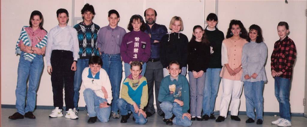 Klasfoto 1 AB KA Bensberg-Schooljaar 1991-1992
Staand van links naar rechts:
Nancy ?, Graham Coopman, Yves Van Der Verren, Raf Sluyts, Katja?,
Mr. Hoeyberghs, Sylvia De Lembre, Heidi De Bock, Erica ?, Candida ?,
Nadia Beeckman, Benjamin?
Zittend van links naar rechts:
Salim?, Dave Reggers, Tom Bendotti