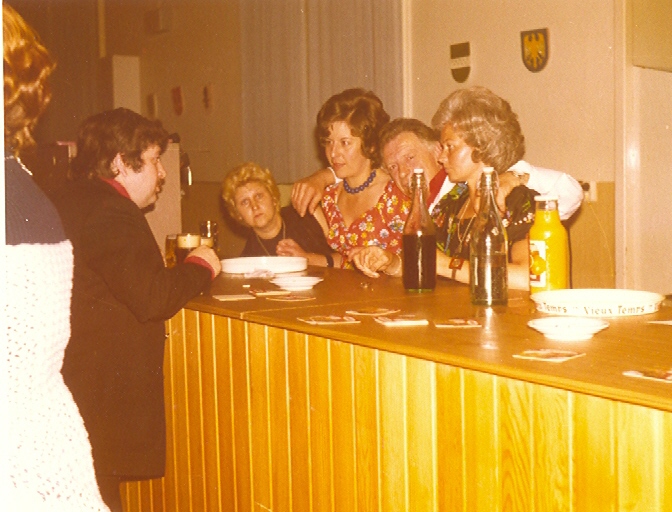 Onderhoudspersoneel KA Bensberg
Foto periode 1970-1979
Feestje in de bar aan de zijkant onderaan Blok Most
( - ? - ? - Tina Goossens - ? - Nicole Dirckx)