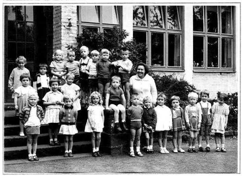 BSD, Bensberg, school IJzer, 1961-62, 2de kleuterklas, Onderwijzeres is Juf. Hoeckx
ingestuurd door Dany Leynaert
Volgende personen werden herkend. 1 ste rij, 1 ste persoon links is Inge Couvreur, 1 ste rij 2e rechts is Eric Marechal - 4de v rechts D'Hooge Anita - 5e v rechts Ren Ryon - 7e v rechts Rudy WIllems.
bovenste rij 1 ste rechts is Ronny Geerts, 4de rechts is Yolande D'hooge