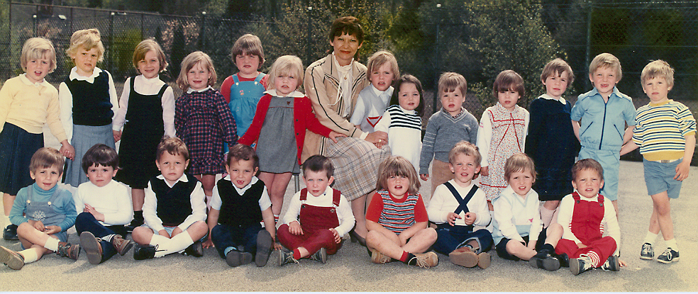 BSD, Bensberg, school IJzer, kleuterklas
ingestuurd door Iris Van Hoof
Boven van L nr R: Iris Van Hoof, Evi Knapen, Dina Peeters,Veronique Lefvere, Saskia ?,Sylvia De Lembre, Juf Annie Putseys, Jochen Raeymakers, Nathalie Cerdobbel, John Van Der Verren, Inge Leemans, Vanessa Clauw, ??, Leo Lambrechts
Beneden van L naar R: ??, Bryan, Stefan Beckers, ?? , Tim Dries, Karen Laeremans, Katje De Bondt, Kennett??, Olivier Beckaert, ??