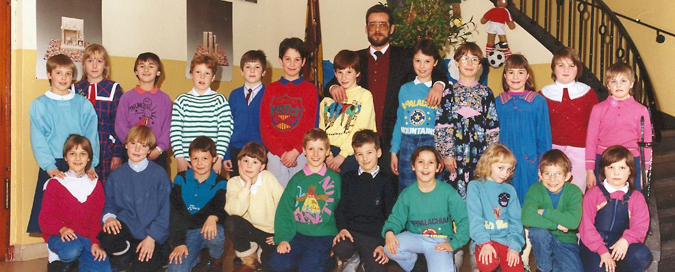 BSD, Bensberg, school IJzer, 3de leerjaar
ingestuurd door Iris Van Hoof
Boven van L nr R: Iris Van Hoof, Liesbeth Nys, Bjorn Geussens, Geert Nelissen, Steven Clys, Koen-Jan Van Nieuwenhuyzen, Nadine Eggermont, Meester Tony Abeels, Elke Andries, Stefanie Debeuf, Vanessa Clauw, Sakia Claesens, Katja De Bondt
Beneden: Dina Peeters, Jochen Raeymakers, Stefan Beckers, Leo Lambrechts, Olivier Beckaert, Frank Maesen, Davy Schippers, Joke Ceusters, Danny De Paepen, ??