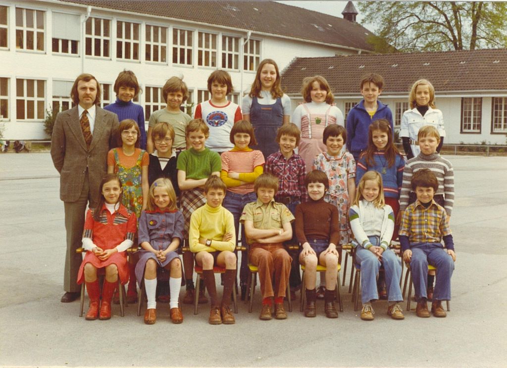 BSD Bensber, school IJzer, 1976-77, 4de leerjaar, Meester Godts
ingestuurd door Marijke Cloes
Voorste rij van L>R: Dorothy Vreven - Cloes Marijke - Felix Dirk - Seruys Serge - Verstraeten Peter - Hilde Ceelen - Van Doninck Bert.
Middelste rij van L>R: Meester Paul.Godts - Swagemakers Annuska - Van Parijs Frank - Els Declerck - Kaatje Keppens - Schmit Eric - Brigitte De Troch - Els Geenens - Eric Speleman.
Achterste rij van L>R: Koen Goor - Marc Vallons - Van Dijck Guido - Yolanda? - Irne Dandois - Carton Laurent - Aelbers Caroline.