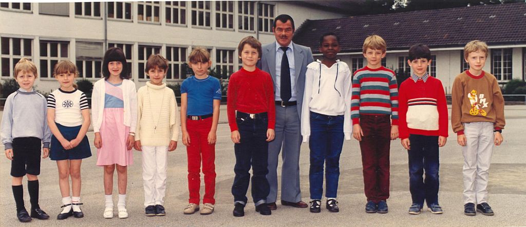 BSD Bensberg, school IJzer,1982-83, 2 leerjaar, Meester Willy Abeels
ingestuurd door Marijke Cloes
Foto van mijn zus haar tijd in school IJzer: Anja Cloes (30/4/1976)
Van L>R: Steven Goossens - Nancy Beckers - Peggy Franken - Isabelle Scheys - Anja Cloes -
Tim Vercampen - Meester Willy Abeels - Angela Vanmol - Stijn Pitaels - Roy ? - Michael Gellaerts