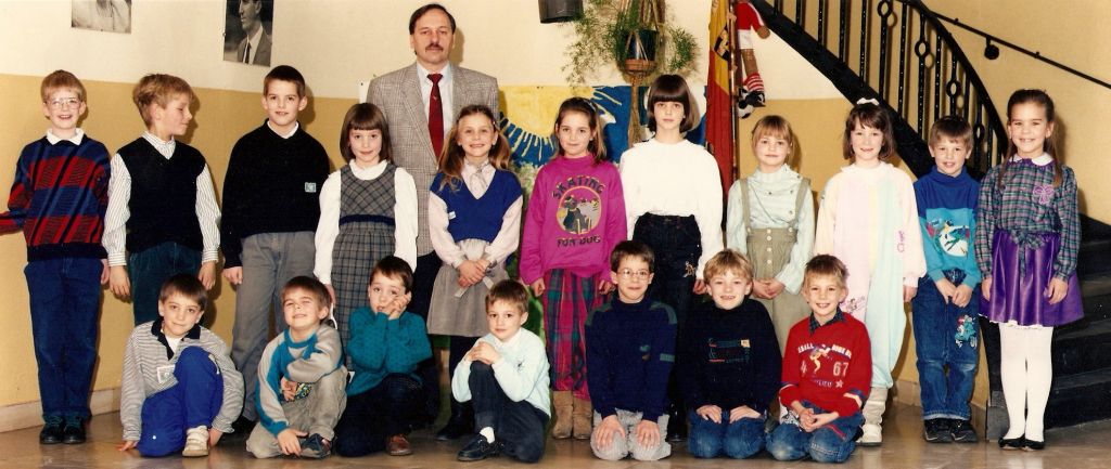 BSD Duisburgh, school IJzer, 1988-89, leerkracht Guido Mottie
ingestuurd door Katja Lebeuf
Bovenste rij van links naar rechts
Wim Busschaert, Jan Willem Mur, Ward Spruytte, ?, Heidi Peeters, Merel Van Nieuwenhuyzen, Silvie Coolman, ?, Sofie De Vryse, Mathijs Beckers, Katja Lebeuf
Onderste rij van links naar rechts
Sven De Smedt, Gregory Renders, Steve Cerdobbel, Hannu Coopman, Christophe Malev, Sven Berben, Sander Theetaert