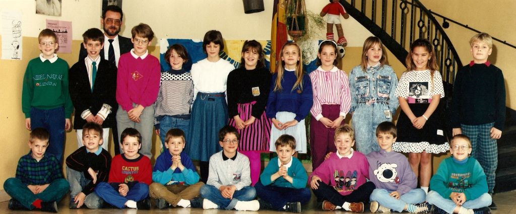 BSD Bensberg, schooll ijzer, 1989-90, 3de leerjaar, Leerkracht: Willy Abeele
ingestuurd door Katja Lebeuf
Leerkracht: Tony Abeels
Bovenste rij van links naar rechts

Wim Busschaert, Rob Hauben, Ward Spruytte, Sofie De Vry, Silvie Coolman, Magali Depauw, Heidi Peeters, Merel Van Nieuwenhuyzen , Maaike Biesbrouck, Katja Lebeuf, Jan Willem Mur

Onderste rij van links naar rechts

Sander Theetaert, Gregory Renders, Steve Cerdobbel, Mathijs Beckers, Christophe Malev, Hannu Coopman, Sven Berben, Sven De Smedt, Sean Warwick