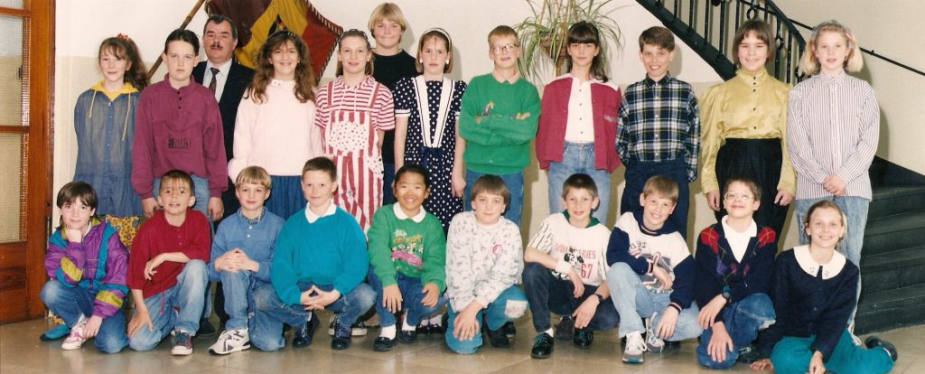 BSD bensberg,school ijzer,5 leerjaar 1991-92, leerkracht Willy Abeele
ingestuurd door Katja Lebeuf
Bovenste rij van links naar rechts

Sofie De Vry, Angelo ?, Magali Depauw, Christine Deraedt, Tanja Van der Pitte, Maaike Biesbrouck, Wim Busschaert, Silvie Coolman, Rob Hauben, Katja Lebeuf, Kelly ?

Onderste rij van links naar rechts

Iduna Vanwezemaele, Gregory Renders, Hannu Coopman, Stan Declercq, Insun Adriaansen, Sven De Smedt, Steve Vermeulen, Mathijs Beckers, Christophe Malev, Heidi Peeters