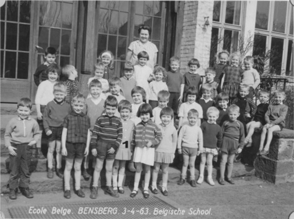 Klasfoto's ingestuurd door Nelly Polley.
Op de foto: nr 1 = Nelly Polley,schuin rechts achter Nelly Polley is D'hooghe Anita (?)
Staande helemaal rechts op muurtje Struys Wilfried,
staande uiterst links bovenste rij Willems Walter
Onderaan staande 3de van rechts Tony Vercruysse
Wie herkent zichzelf en/of anderen? Stuur een mailtje naar Roger.