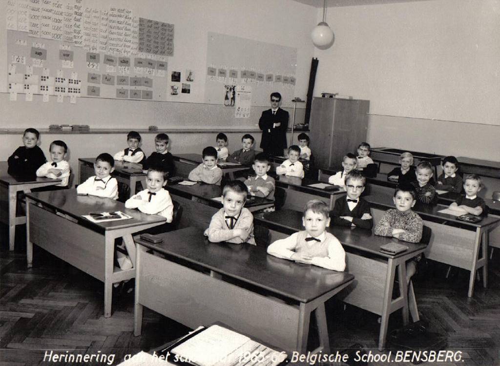 BSD Bensberg, school IJzer,1965-66
Klasfoto's ingestuurd door Tonny Abeels

1rij... Van Lommel en naast hem Danny Bosmans welke samen met zijn broer omgekomen is in een auto ongeval.
In de middelste rij herken ik Peter Van Grootven, verder Patrick Van den Berghe,Erik Neven,... Geuns, Franis van Litsenborg.
Mijn vraag is nu of er leden zijn die de ontbrekende namen kunnen aanvullen?