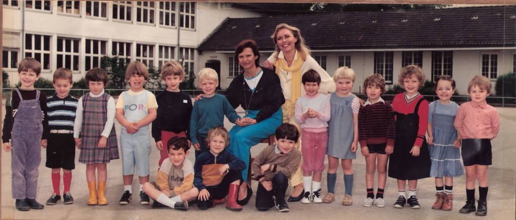 BSD Bensberg, School IJzer 2de Kleuterklas 1983-1984
Klasfoto ingestuurd door Sylvia De Lembre

Van links naar rechts:
Eddy ?, Francis ?, Karen Laeremans, Jorg ?, Matthias De Smedt, Kim Van Den Bergh, Juf Annie Putseys, Juf Naessens Denise, Inge Leemans, Sylvia De Lembre, John Van Der Verren, Candy ?, Nathalie Cerdobbel, David ?
Zittend: Tim Dries, Julian Warwick (denk ik), Brian ?