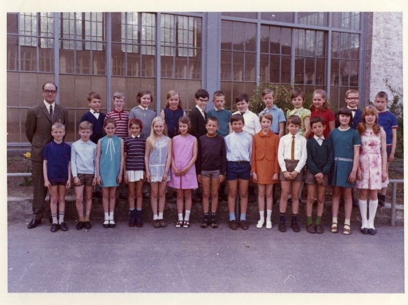 BSD Bensberg, School IJzer 5 studiejaar 1968 - 1969
Klasfoto's ingestuurd door Ronald Felix

Achterste rij van L > R
Meester Goormans- ? -? - ? - Inge Couvreur - ? - ?- Jan D'hooge - ? - Josine Vlaeminck - ? - Philippe Verheggen(?) - ? -
Voorste rij van L > R
? - Wilfried Daelemans - Christiane Daelemans - ? - ? - ? - ? - ? - ? - ? - ? - ? - Fanny Verheyen