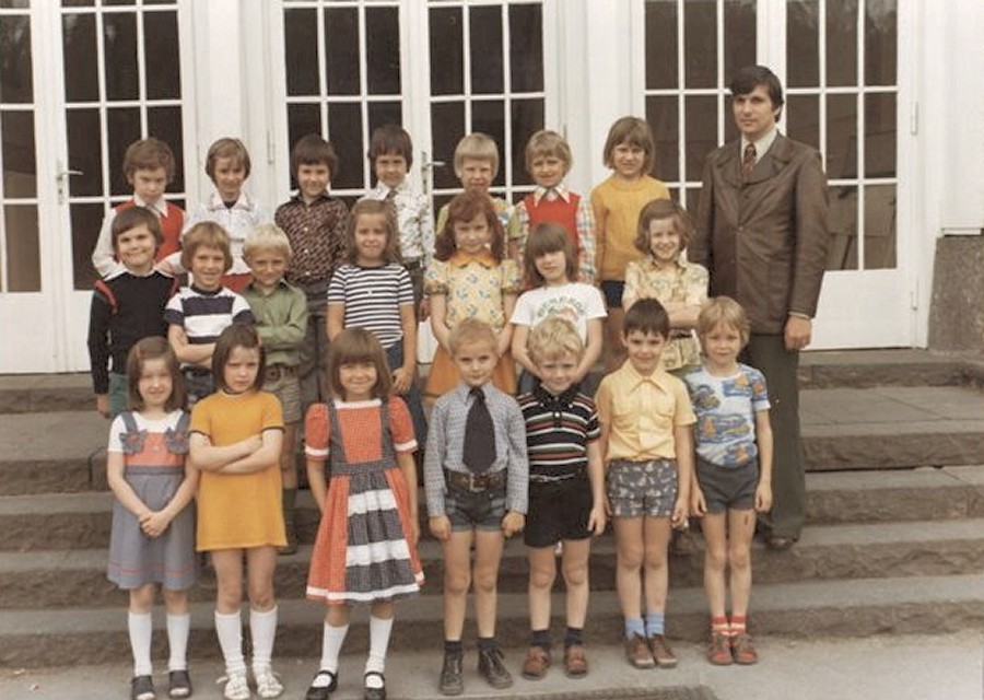 BSD Bensberg, Klasfoto 1ste leerjaar, Schooljaar 1975-1976

1ste rij van L>R
Margot Gielens - Marleen Swinkels - Evy Serruys - Peter Hoeven -
Bart Van Meer - Peter Heyndrickx - Wim Geenens
2de rij van L>R
- ? - Jurgen Debrier - Luc Cloes - Ann Vallons - Yvonne Nouwen - Anke Gilleir - Vanessa Bynoe
3de rij van L>R
Thomas Vandendriessche - ? - Hans Van Doninck - ? - ? - Dirk De Bie - Danny - Meester Aim Govaert