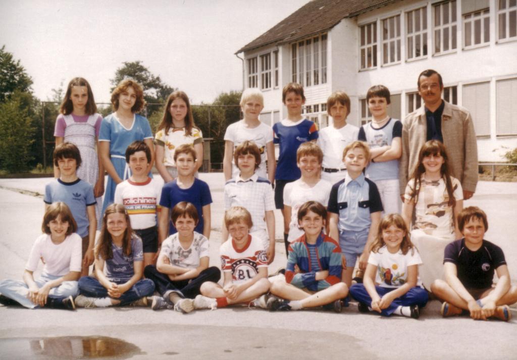 BSD Bensberg, 1980 - 5de studiejaar
Klasfoto's ingestuurd door Ellen Serruys

Marianne Slachter, Melanie V., Fabienne Jacobs, Jeroen Van der Kooi, Dieter Slee..., Rob Van Hees, Wim Geenens, leraar Willy Abeels
Eddy Cauwbergs, Sven Thirion, Patrick Sleytens, Dominique Scheys, Peter Peeters, Peter, Ann Verstraeten
Natalie Peter, Tanja Jacobs, Natasja Lefvre, Joachim Gielens, Korneel Steukers, Ellen Serruys, Luc Abeels