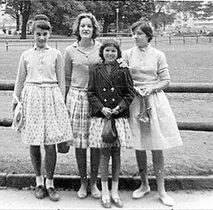 Rita Ryon-Lisette Guldentops-Maria Vandenbroek-Katia D'Hooge. Bezoek aan Tiergarten Keulen 6de leerjaar.