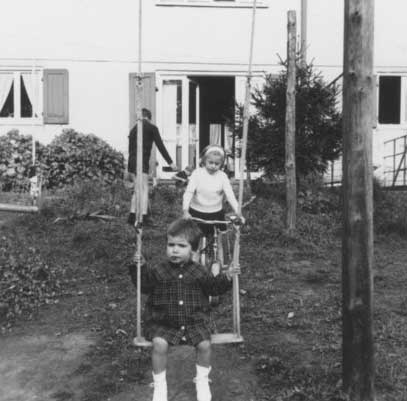 Mijn jongere zus Karine & ik in de tuin van onze buren, de familie Wiels. Op de achtergrond Jean-Franois en Jean-Jacques Wiels. Foto: Nelly Polley