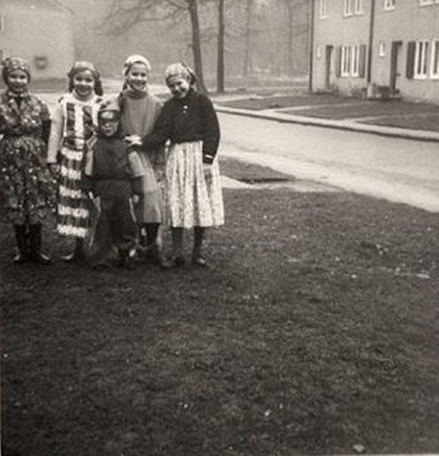 Carnaval in de Frankenstrasse. Vlnr Nelly Polley, Nora Couvreur, Mia Van Goitsenhoven, Inge Couvreur en vooraan Karina Polley