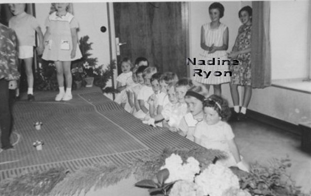 Foto feest einde schooljaar. Langerij: Marina Vermassen, Nora Couvreur, M. Mondelaers?, ?, ?, Nelly Polley, ?, Christine Marechal, ?, ?, ?