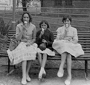 Lisette Guldentops- Maria Vandenbroek- D'Hooge Katia. Bezoek aan Tiergarten Keulen 6de leerjaar.