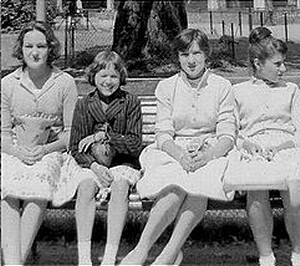 Lisette Guldentops-Maria Vandenbroek- D'Hooge Katia-Rita Ryon. Bezoek aan Tiergarten Keulen 6de leerjaar.