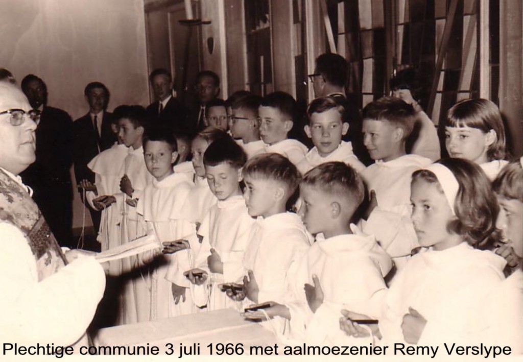 De priester is aalmoezenier Remy Verslype. Eerste rij vooraan rechts (met haarband): Rita Temmerman, Ronny Meykens, Ludo Fack, ?, Van Loo, ?, ?
Tweede rij: ?, De Boodt Philippe (zoon van generaal), ?, ?, ?, met bril ?, verscholen daarachter waarschijnlijk Luc Temmerman, Van Kerkhoven Philippe.