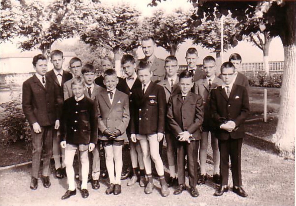 Op kamp met de "wolfkes", zomer 1966, mogelijk in Westerfeld Sauerland,
Eerste rij vooraan links, Ronny Mekens, ?, Philippe Van Kerkhoven, ?, ?, tweede rij van links naar rechts, 4 onbekenden, half verscholen gezicht = Pierre Van Tichelen, dan weer een onbekende, dan milicien-begeleider Akela Vereecke, Luc Danneels, Peter Van Golen en nog 2 onbekenden.